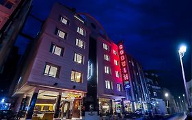 Hotel Godwin Deluxe Near Connaught Place Offers Free Airport Pickup